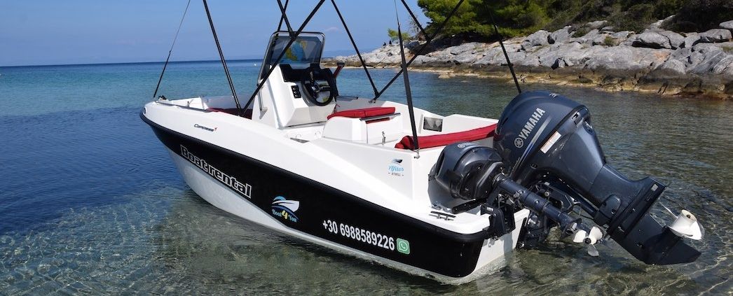 Boat rental without license – boat with Yamaha engine in a bay in Halkidiki